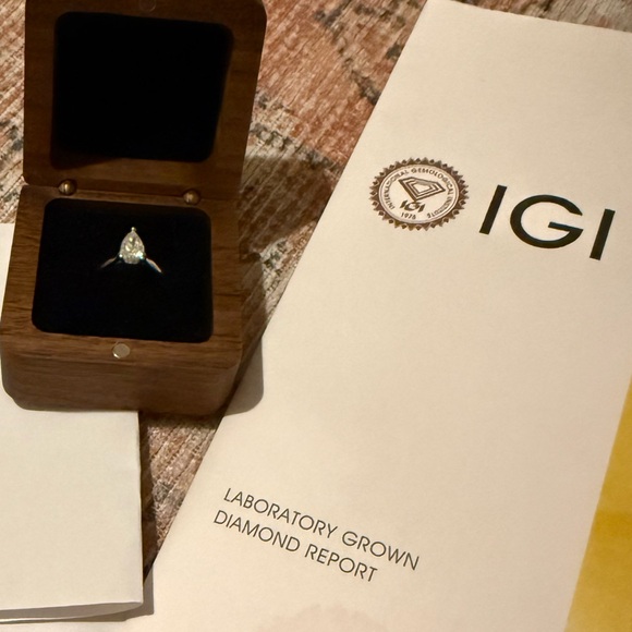 Elegant 14k White Gold, Pear, Brilliant Cut, 1.04 carat Lab Grown Diamond Ring - Picture 5 of 9